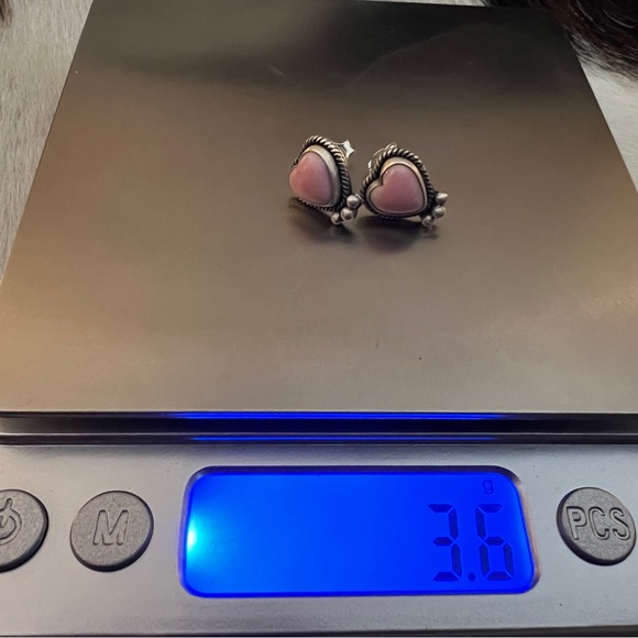 ❤️ Queen Pink Conch Heart Shaped Stud Earrings Matte Brushed Sterling Silver - Picture 8 of 14